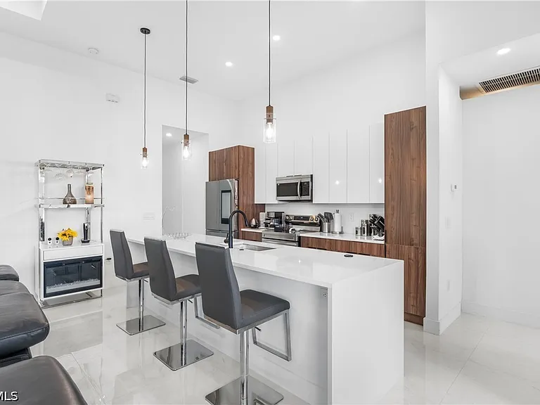 2506 SW Embers Ter — Photo 10