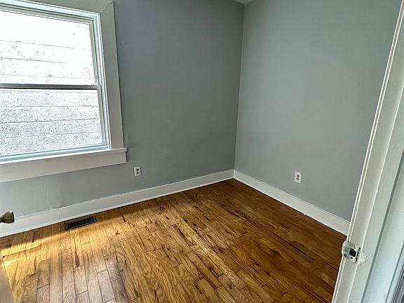 middle bedroom