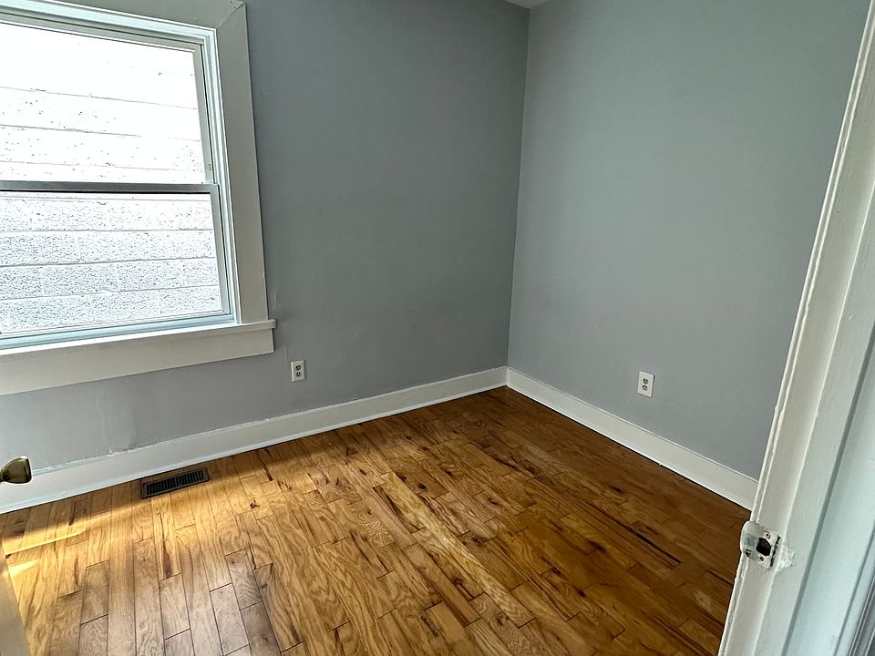 middle bedroom
