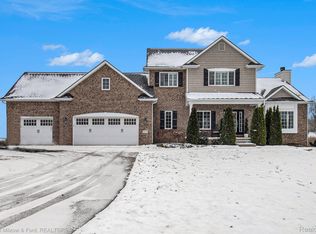 10114 Cliff View Ct, Clarkston, MI 48348