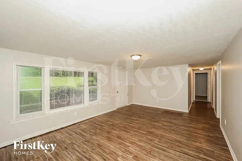 3 bed, 1.0 bath, 1368 sqft, $1,920 — Photo 4