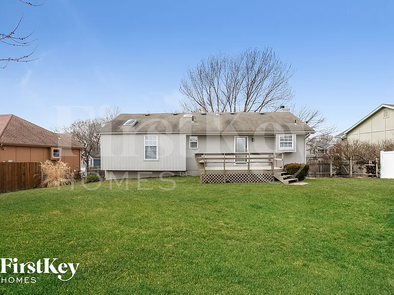 1529 NE Auburn Dr — Photo 16