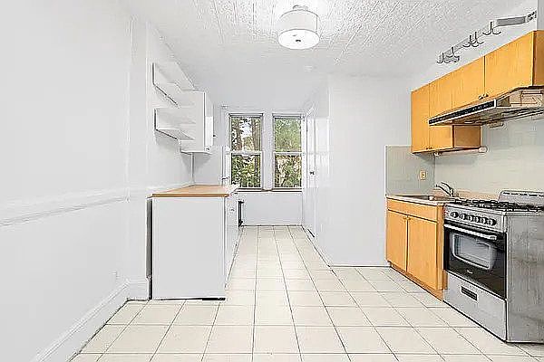 2nd image of 168 Elizabeth St #2