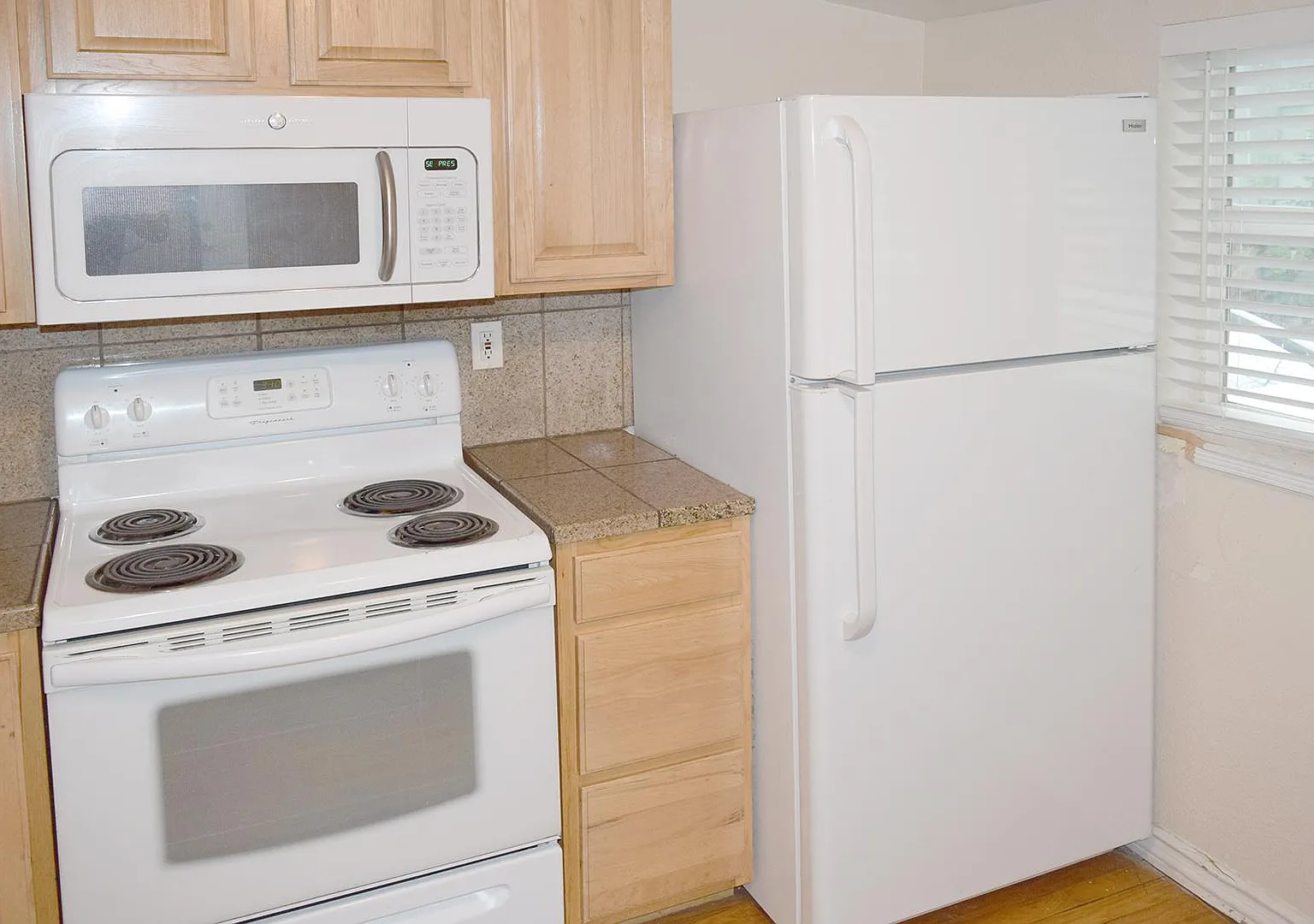2 bed, 1.5 bath, 834 sqft, $1,995 — Photo 4