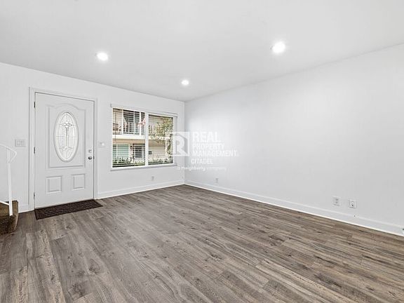 3rd image of 4560 Jamestowne Dr