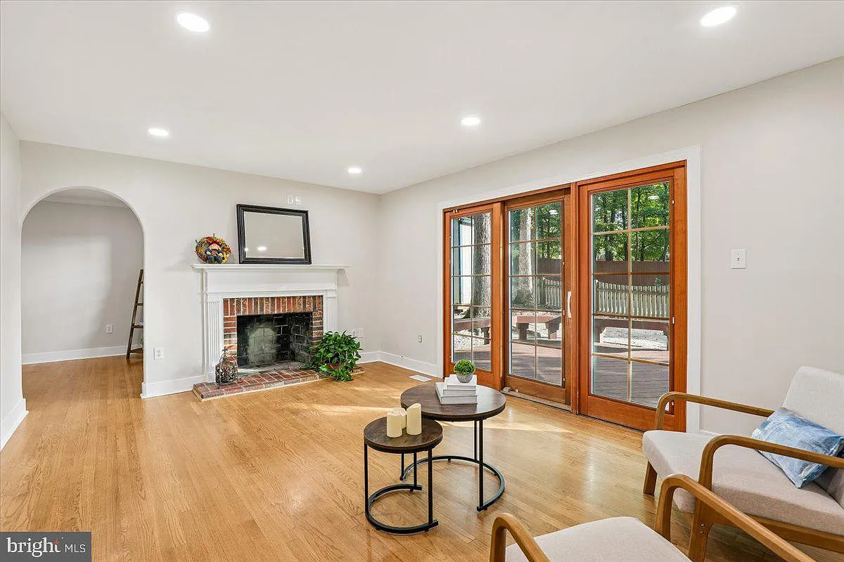 3 bed, 2.0 bath, 1301 sqft, $3,200 — Photo 3