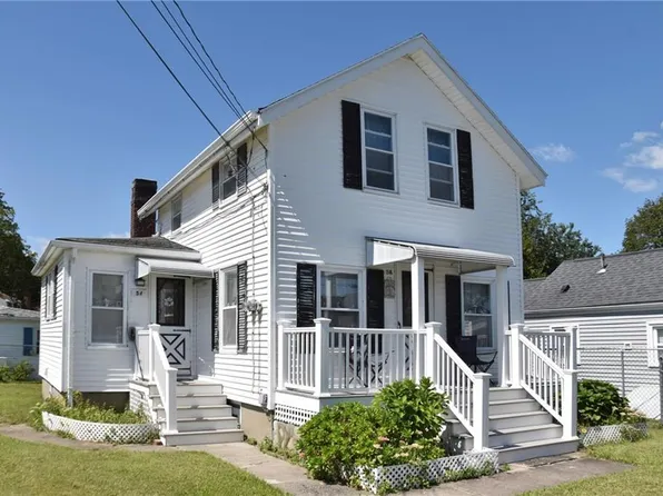 54 Cedar Ave, Portsmouth, RI 02871