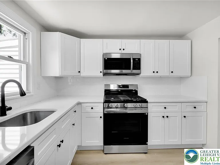 128 W Fairview St — Photo 13