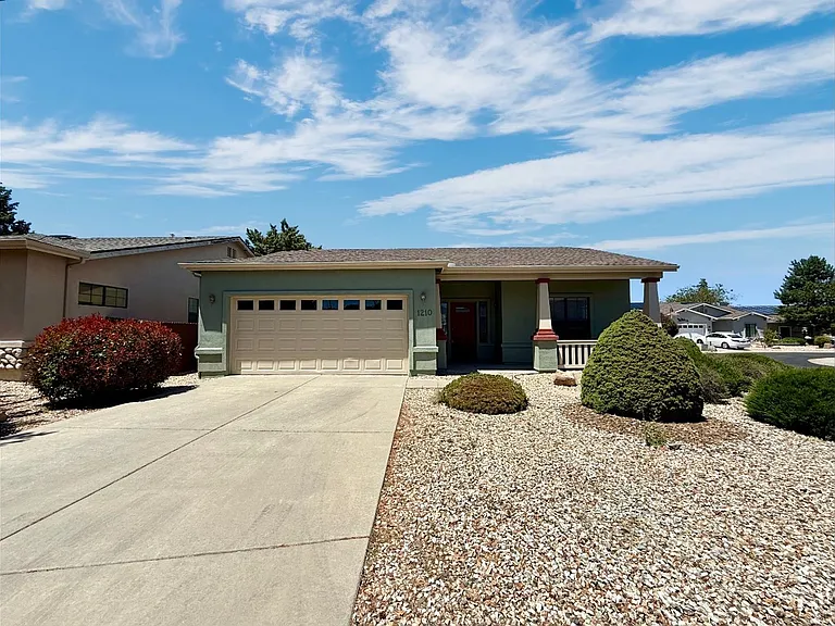 1210 Gardenia Ln — Photo 2