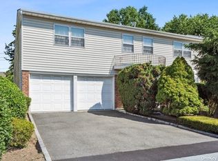 35 Valley Ln N, Valley Stream, NY 11581