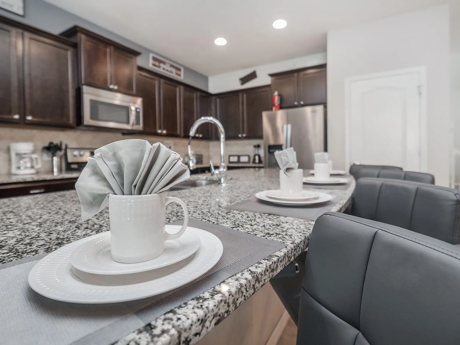 8 bed, 4041 sqft, $3,950 — Photo 2