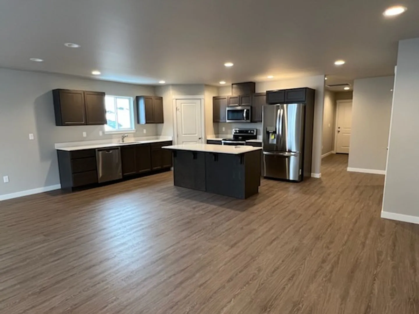 Luxury 3 bedroom, 2 bath home with double garage! — Photo 2