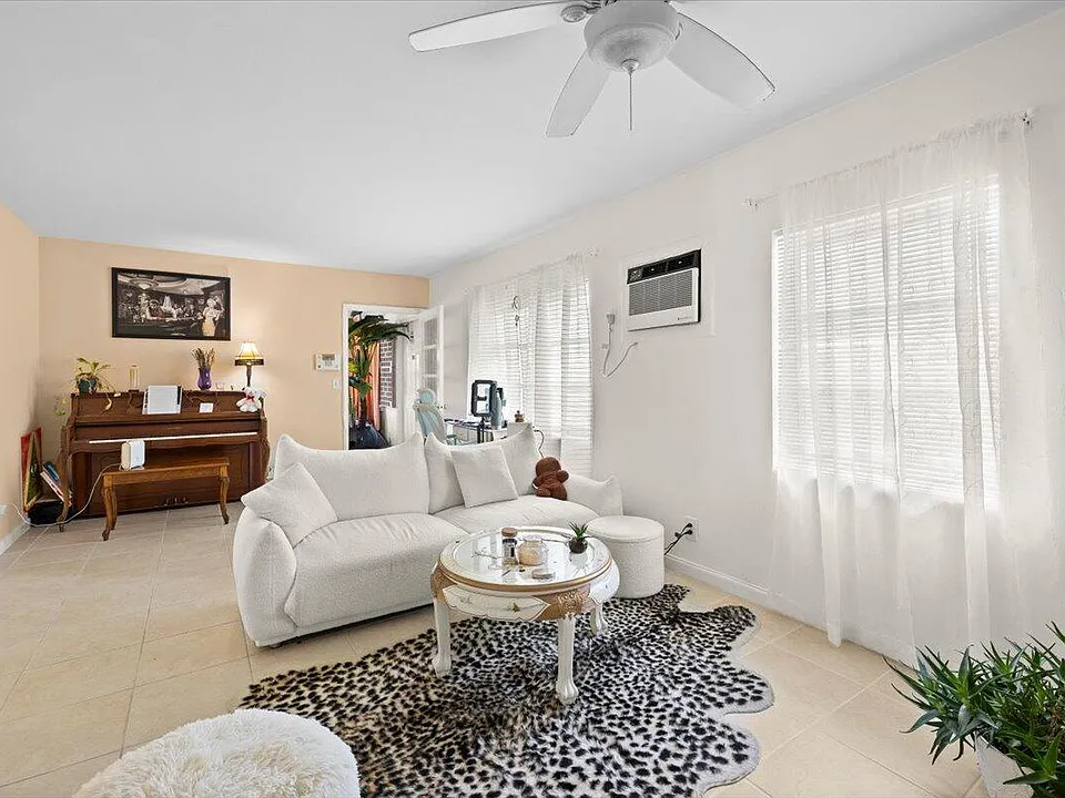 327 S Ocean Breeze #1