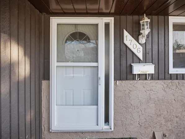 1706 37th St NW, Edmonton, AB T6L 2R7