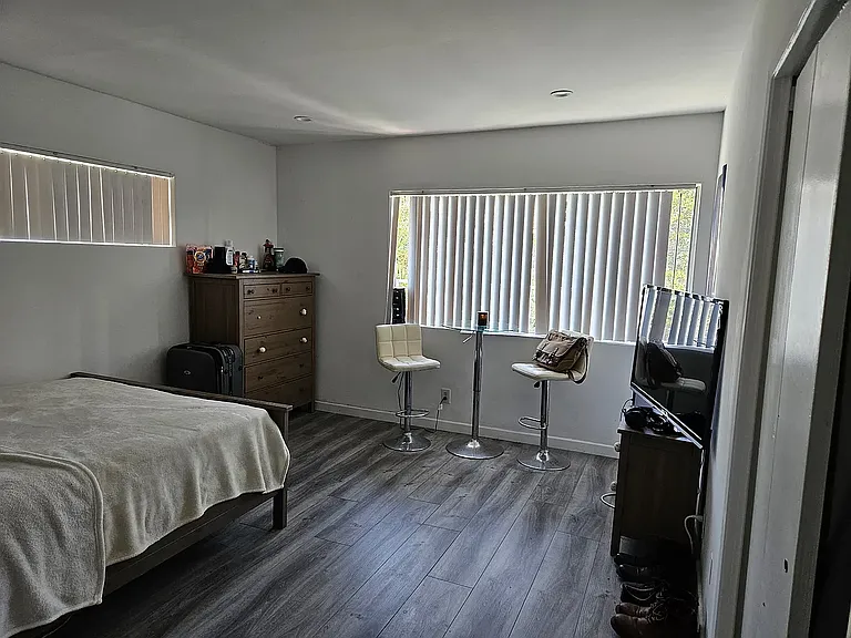 1329 S Saltair Ave #4 — Photo 11