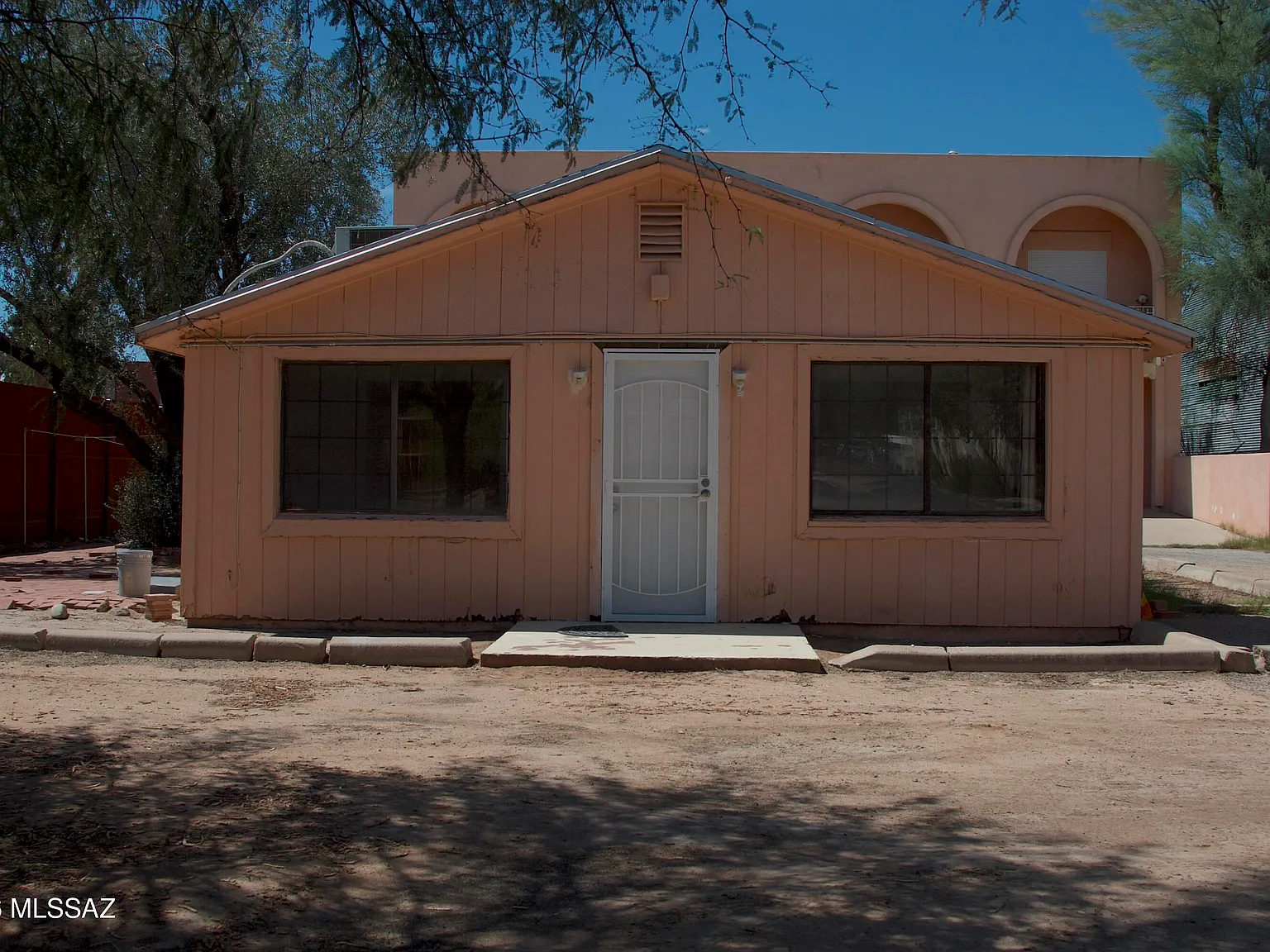 3 bed, 1.0 bath, 3159 sqft, $1,500 — Photo 1