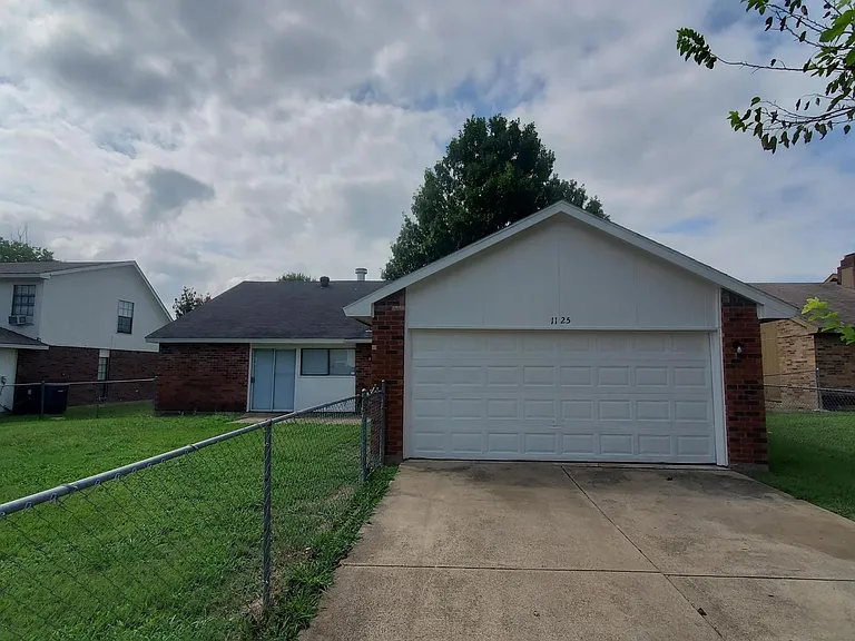 1125 Greenbriar Ln — Photo 12
