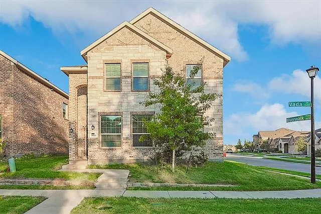 4 bed, 2472 sqft, $3,100 — Photo 1