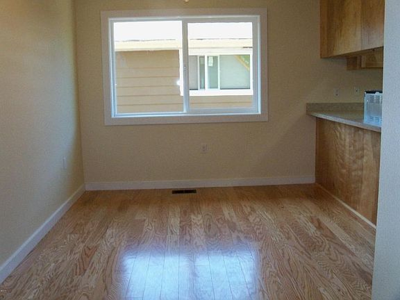 5th image of 838 NE Douglas St
