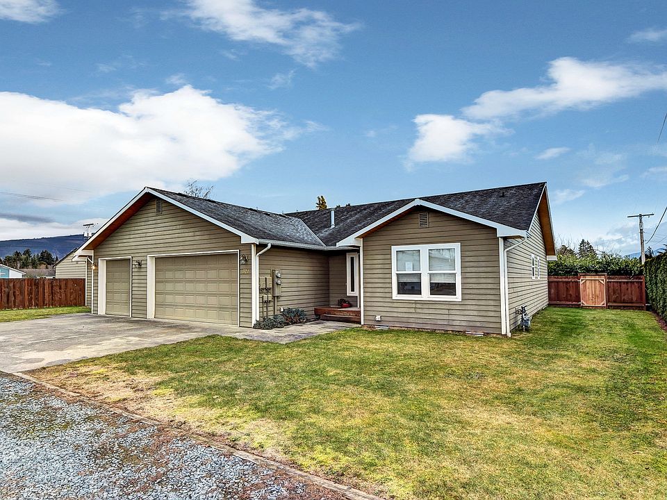 Large front yard with 2 car garage