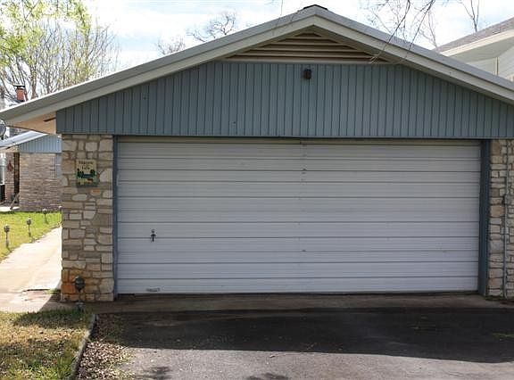 2nd image of 328 E Lakeshore Dr