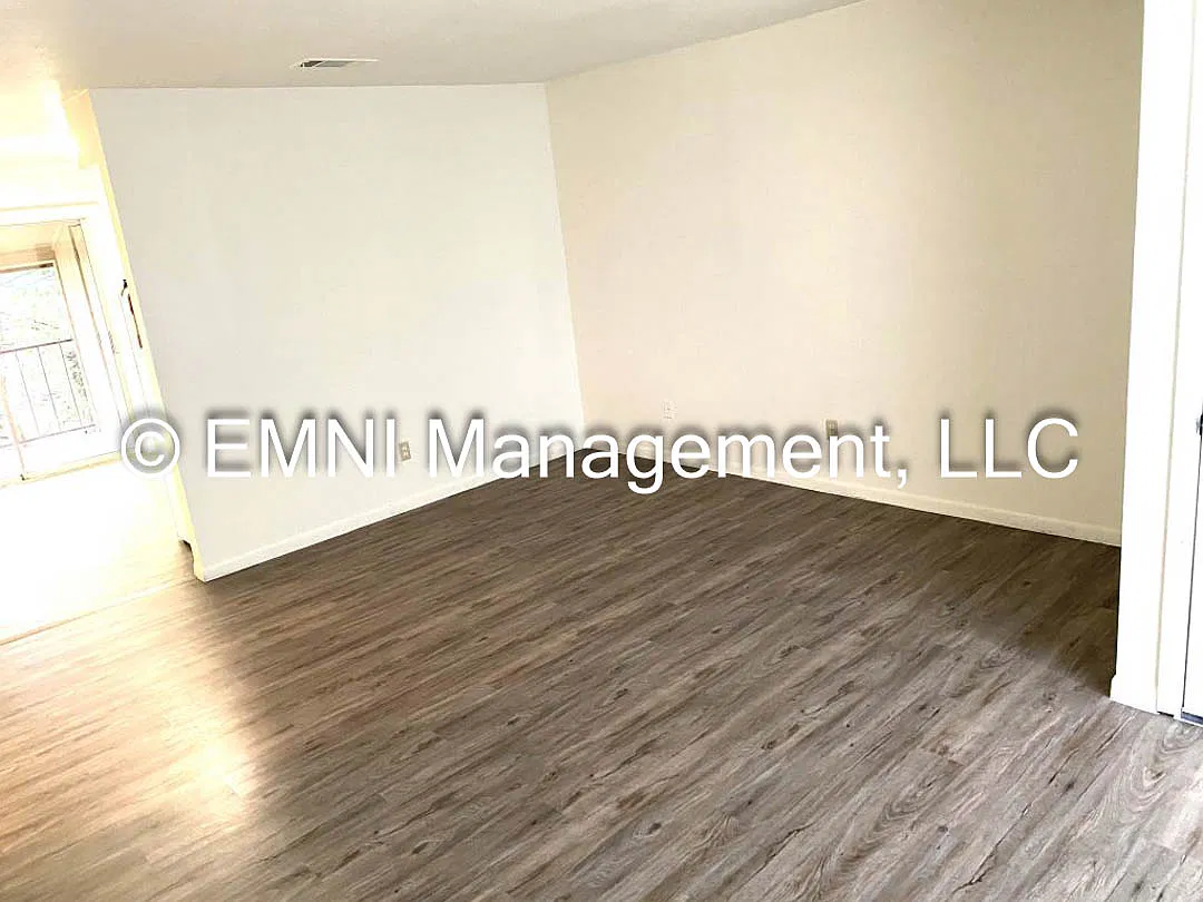 205 Oak Trail Drive — Photo 3