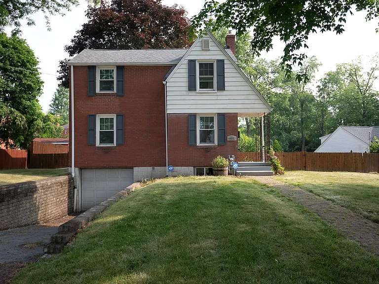 1104 Shadycrest Dr — Photo 2