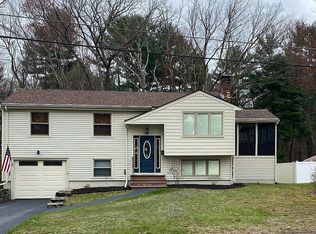 16 Monique Dr, Bellingham, MA 02019