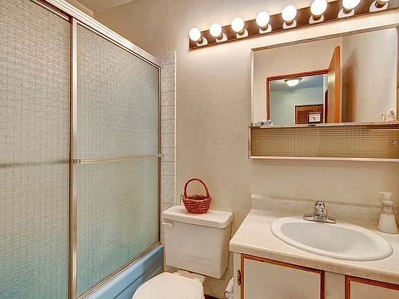 The Alaskan Apartments - Bathroom