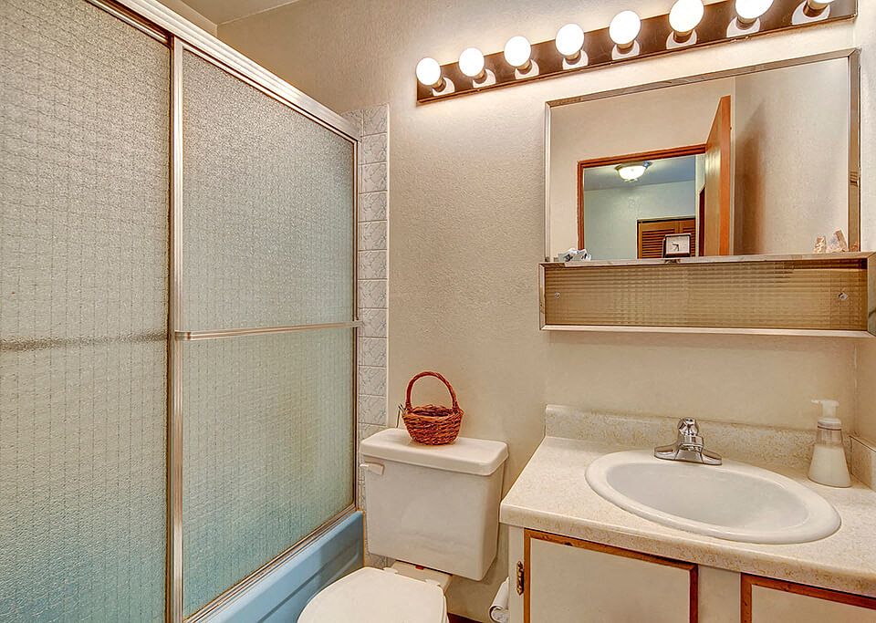 The Alaskan Apartments - Bathroom