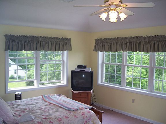 Master suite w/ full bath