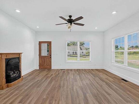 5th image of 170 Honeysuckle Ln