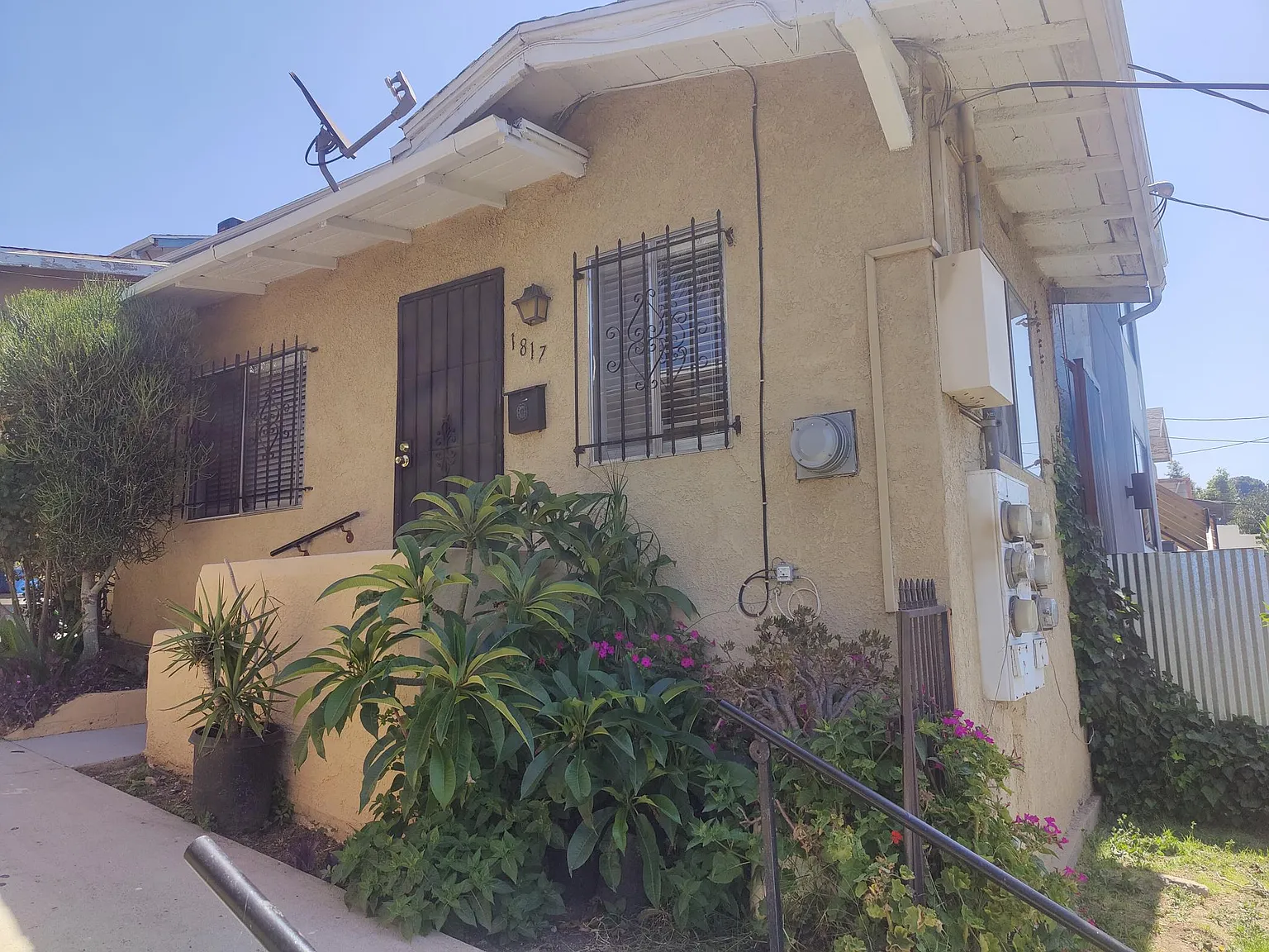Studio, 250 sqft, $1,595 — Photo 3