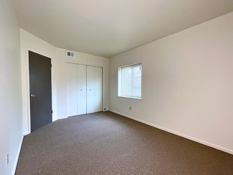 Oak Creek Apartments — Photo 12