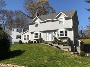 28 Woodbine Rd, Roslyn Heights, NY 11577