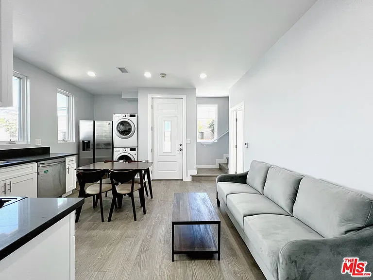 2641 S Budlong Ave #2641 — Photo 2