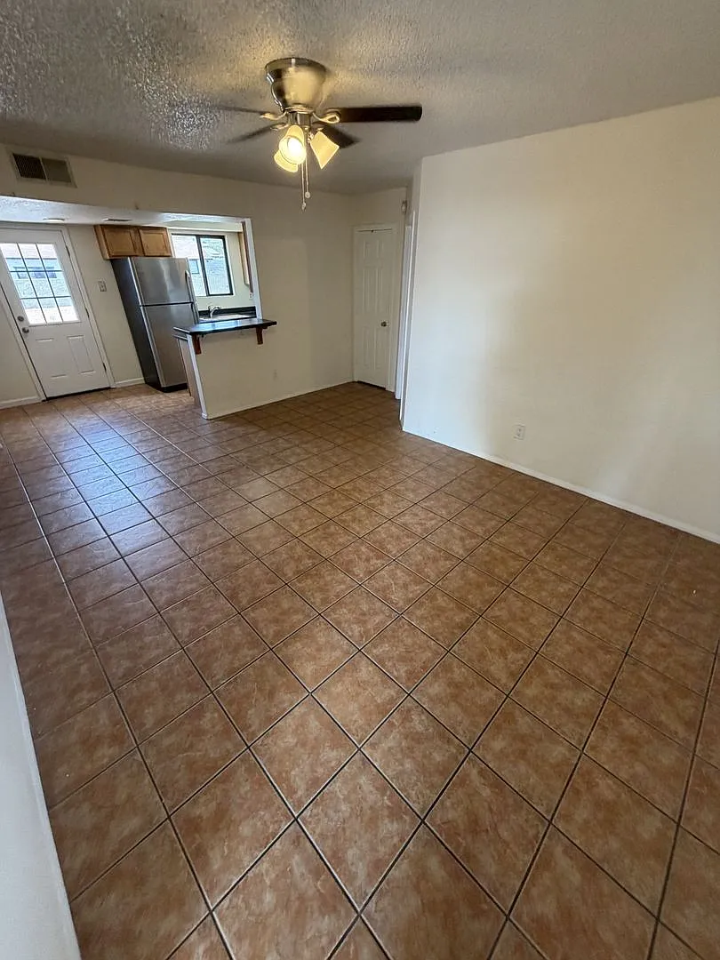 1336 E Mountain View Rd — Photo 4