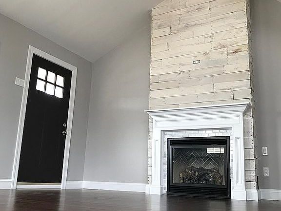 Fireplace ; Living Room