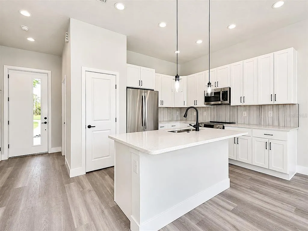 3 bed, 2.0 bath, 1299 sqft, $2,000 — Photo 4