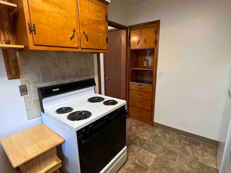 Lots of storage in kitchen and stove has a great exhaust fan.