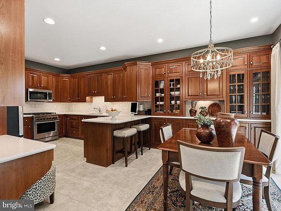 4th image of 789 Woodfield Dr
