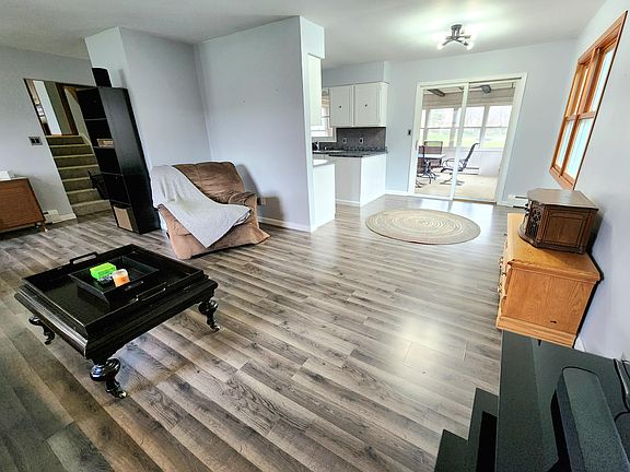 3rd image of 302 S Oakwood Blvd