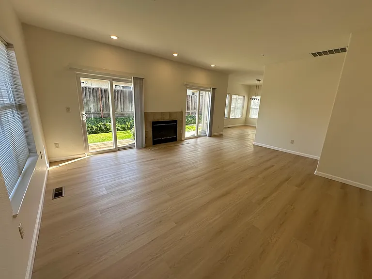 472 Bryan Ave — Photo 3