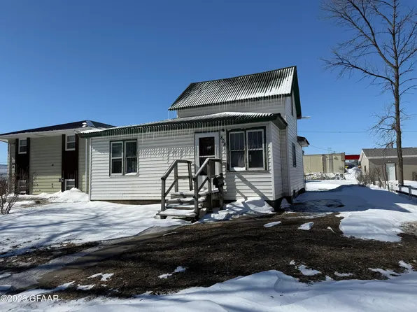 808 S 12th St, Grand Forks, ND 58201