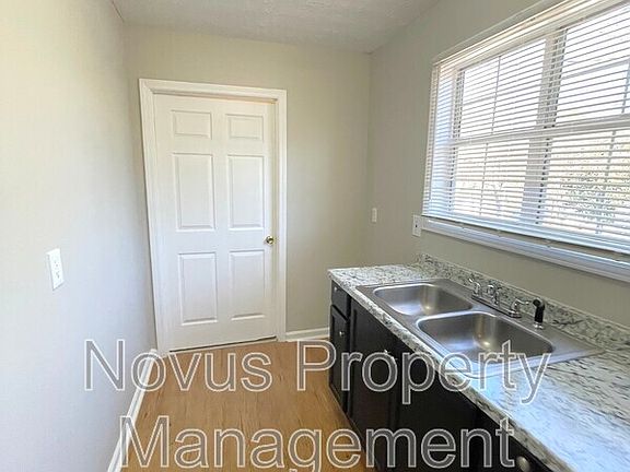 4th image of 710 Fertilla St #D4