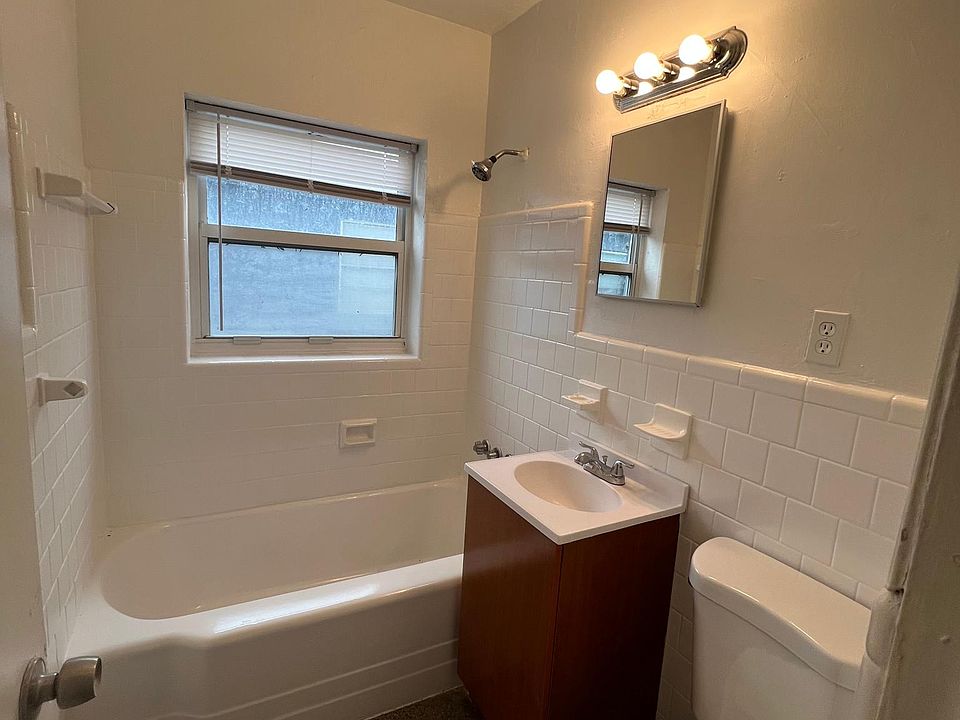 2nd image of 2635 Lincoln St #78