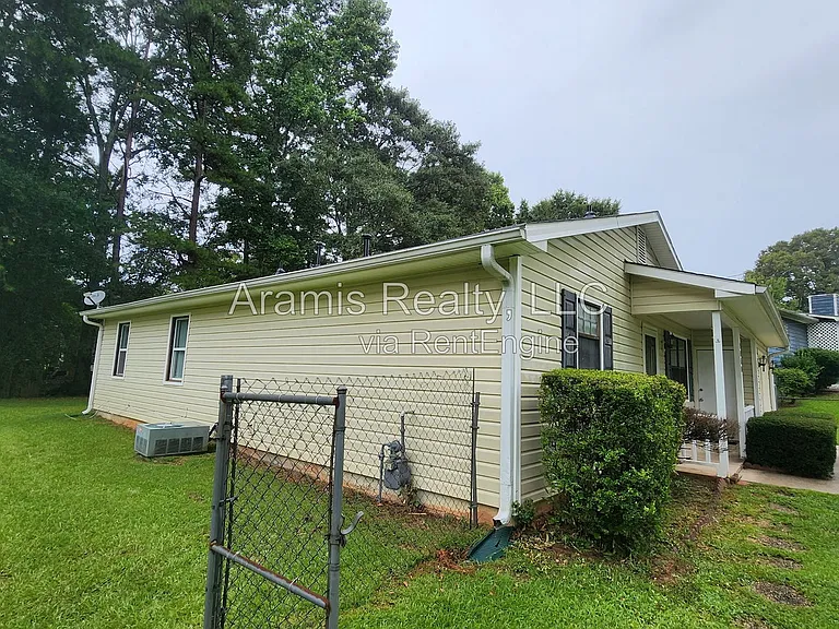 1050 Greendale Ln — Photo 11