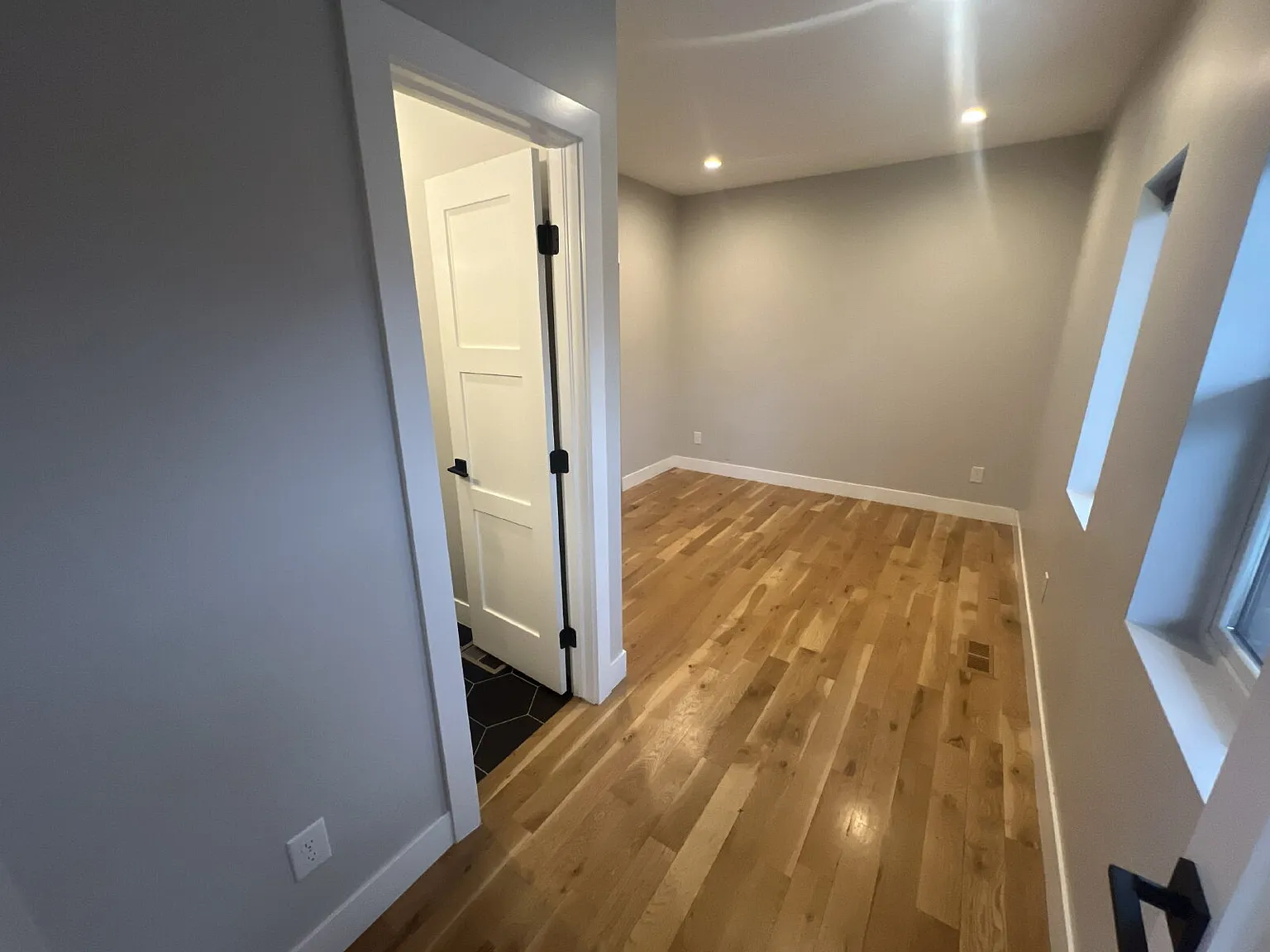 Beautiful 1 bedroom Townhome w/ a 2nd Loft bedroom, 2.5 bathrooms, and private rooftop patio! — Photo 4