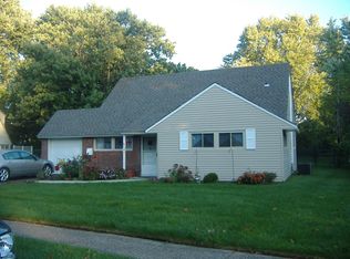 4 Hollow Rd, Levittown, PA 19056