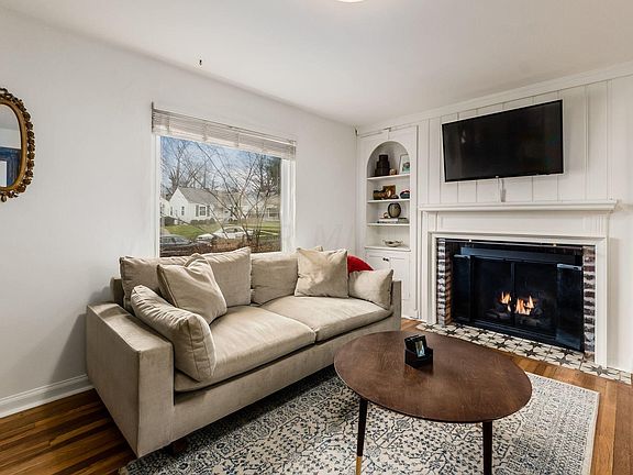 3rd image of 371 E Jeffrey Pl